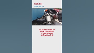 Xe container làm rơi nhiều khối sắt lớn, xe máy phía sau không kịp xử lý