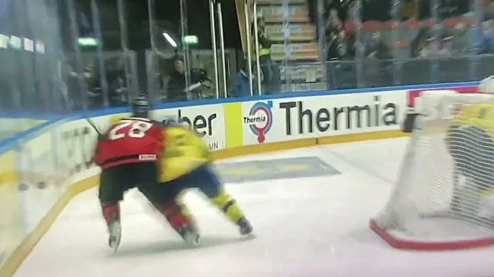 Great check in women’s hockey: illegal, but textbook!