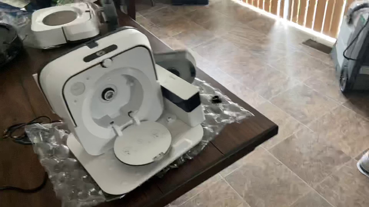 iRobot Braava Jet M6 with problems. White light circles. Anyone what's wrong? - YouTube