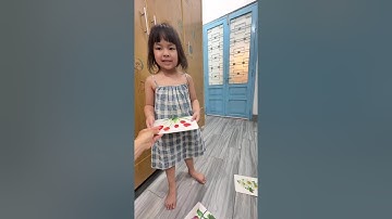 Tiếng Anh Giao Tiếp Trẻ Em Phan Thiết: Annie practices talking about Flowers