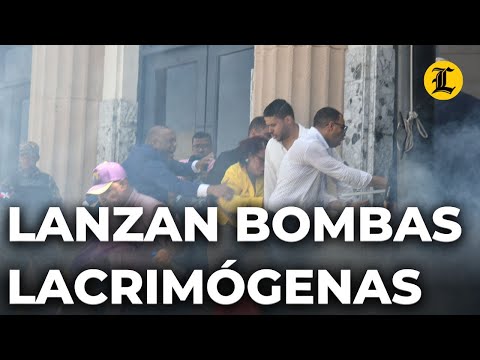 FRENTE AL PALACIO DE JUSTICIA: ROMP3N CRISTALES Y POLICÍAS LANZAN BOMB4S LACRIMÓGENAS