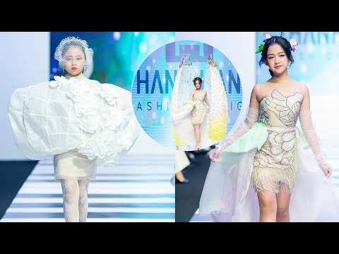 Video Mẫu nhí catwalk 'thoát kén hoá bướm' ấn tượng trên sàn... - youtube