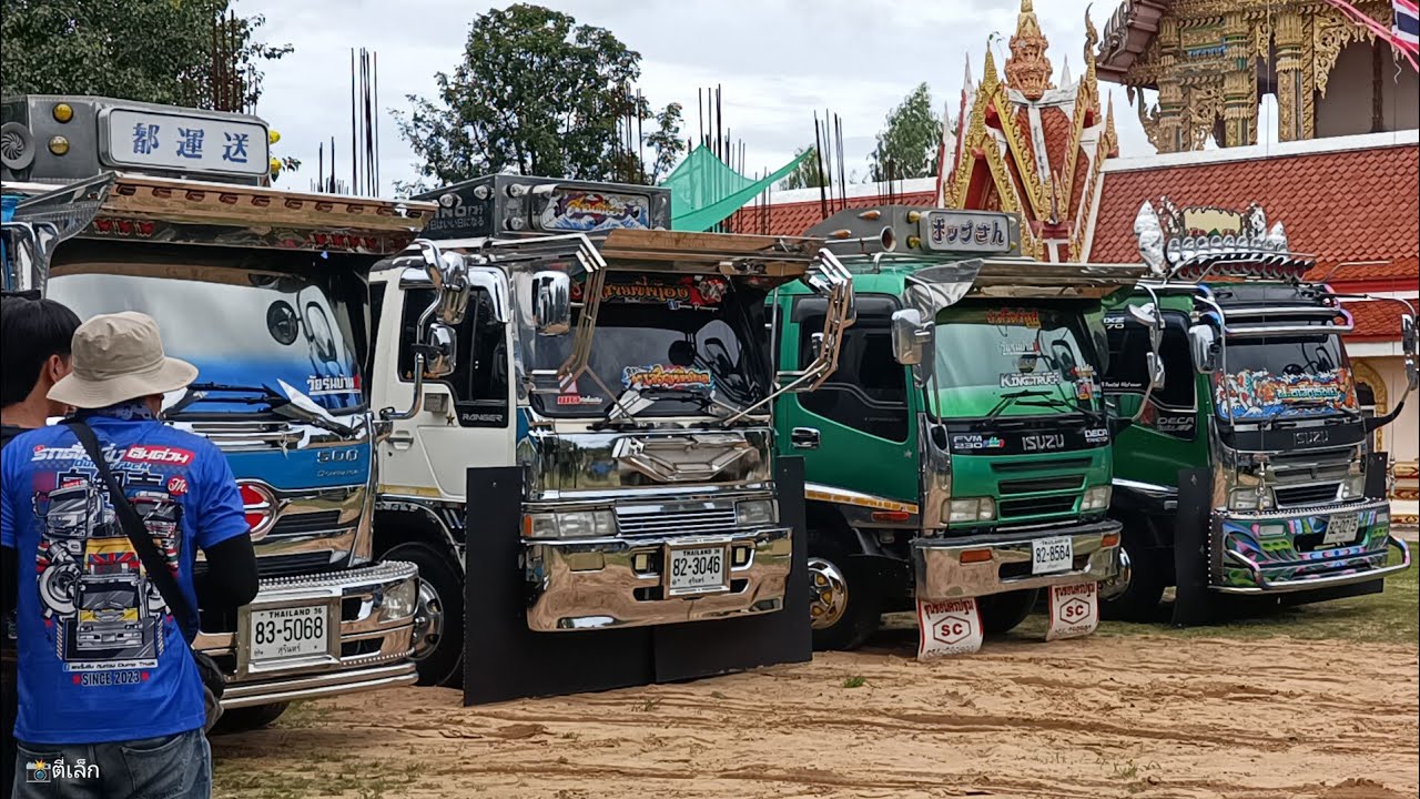 บรรยากาศของทีมงานรถบรรทุกสายบุญวัดเหนือ รัตนบุรี สุรินทร์ จอดเรียงรายทำพิธีถวายเทหินทราย
