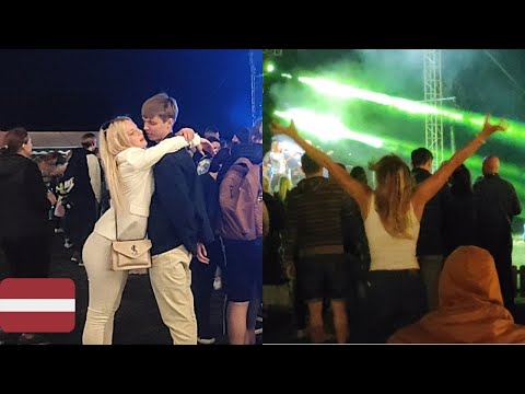 MUJERES en LETONIA BAILAN, los HOMBRES MIRAN