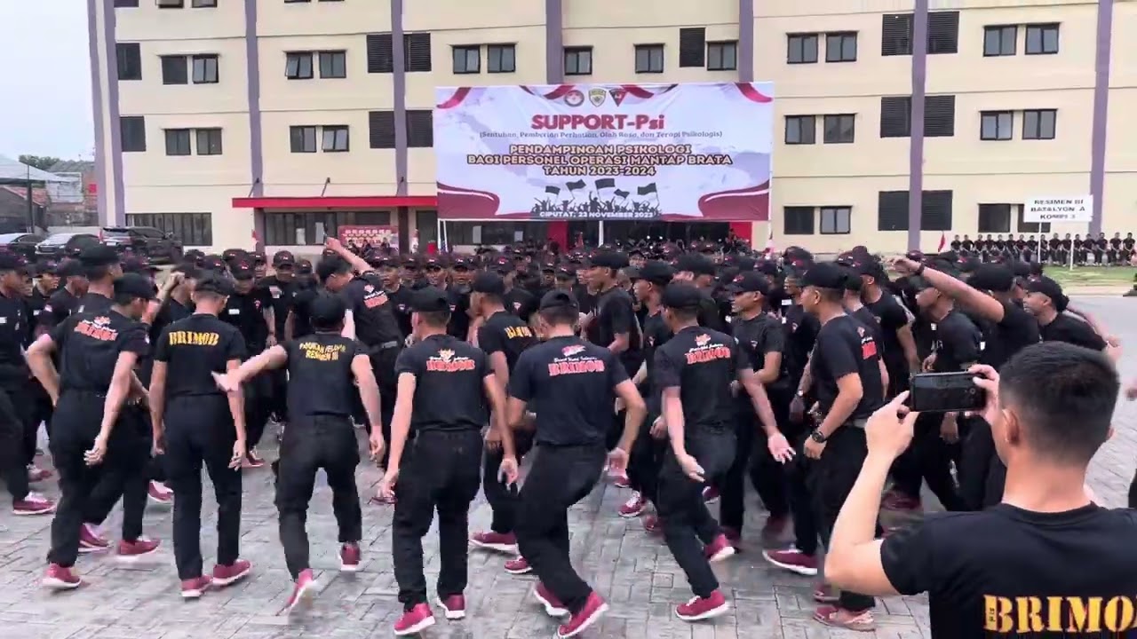 YEL YEL BRIMOB YANG PALING MENGGELEGAR