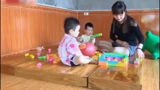 Gadis cantik menyusui di rumah