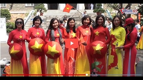 Người dân cầm cờ Tổ quốc, xếp hàng dài chờ tham quan Dinh Độc Lập trước lễ 30/4