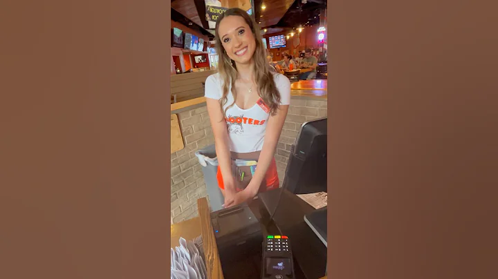 Hooters Waitress 😍 #hooters #girlfriend #wings