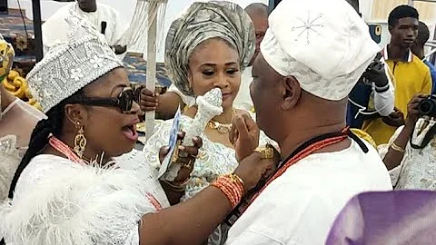 IYALAJE OODUA TOYIN KOLADE SHOWER OONI OF IFE SNR BROTHER BUNDLE OF MONEY AT HIS 60TH BIRTHDAY