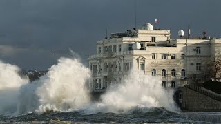 Сильнейший шторм в Черном Море обрушился на Крым