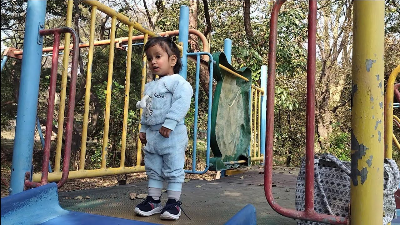 इशिका और अक्षिता ने खूब सारे झूले झूले 🙊🌹🙉🥰😺🎉🎊!! cute kids playing in garden🌼#babyvlog #dailyvlog 