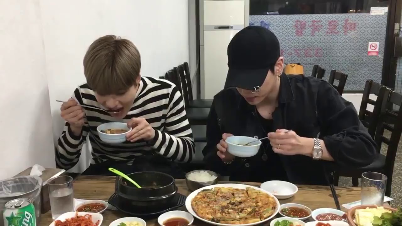 171122 SHINee Taemin taking care of camera man