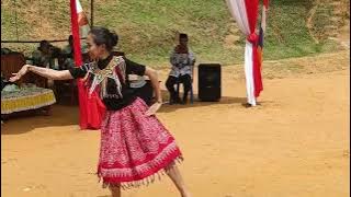 persembahan Tarian Oleh Guru Seni Tari SMAN 1 Ambalau. Yovi Kristova