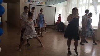 Нелепое падение во время выступления под 