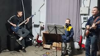Ефимов Анатолий и Шурик учится петь .