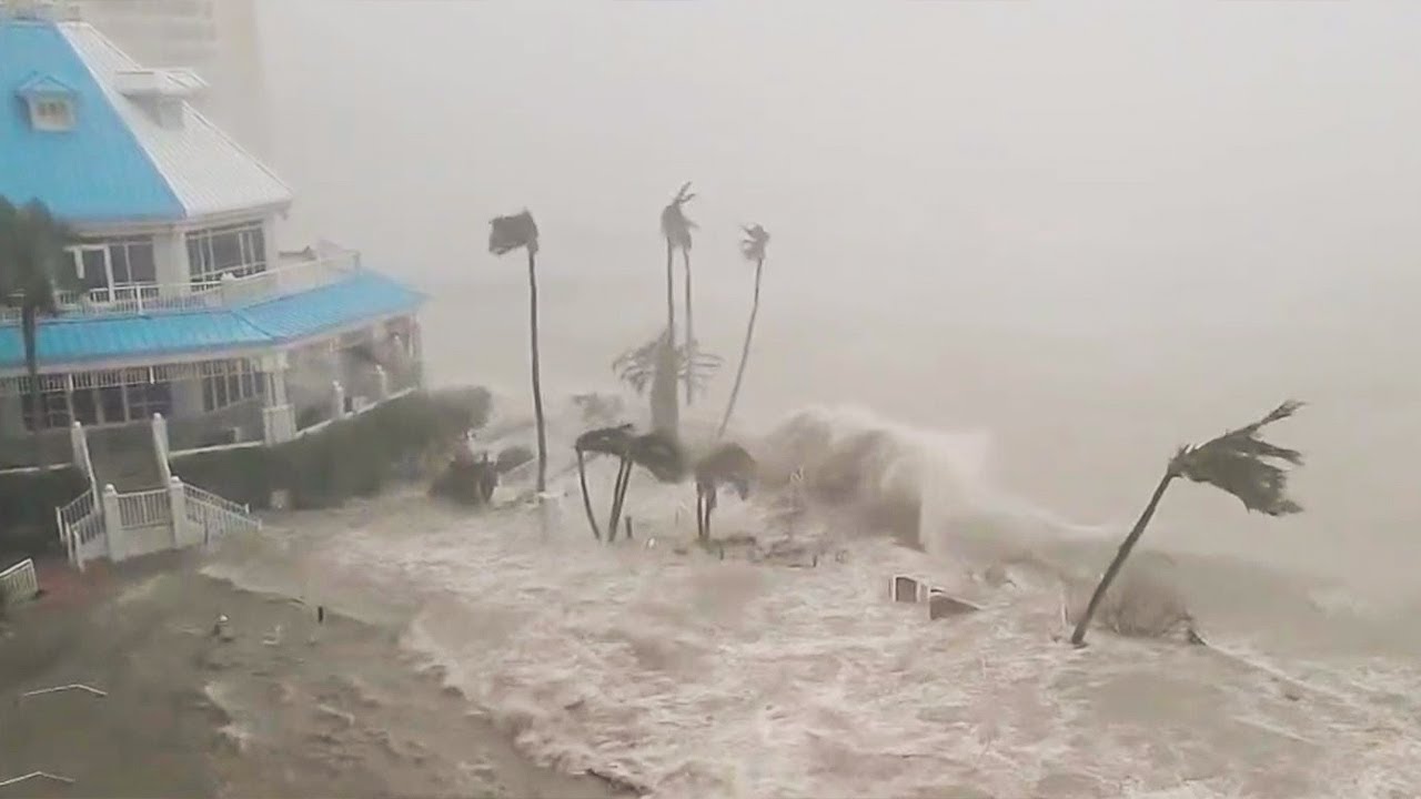 Мощный шторм в Сочи, город ушел под воду, деревья падают на машины