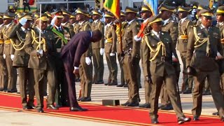 SEE WHAT HAPPEN TO PRESIDENT RUTO COMFUSED ZIMBABWE MILITERY WHILE PRESIDE ZIMBABWE MILITERY PARADE