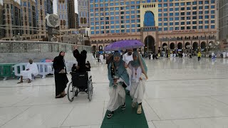 Heavy rain on Friday morning floods Makkah Al-Mukarramah and decorates the sky of the Grand Mosque