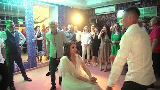 Невеста должна угадать жениха танцующего сзади