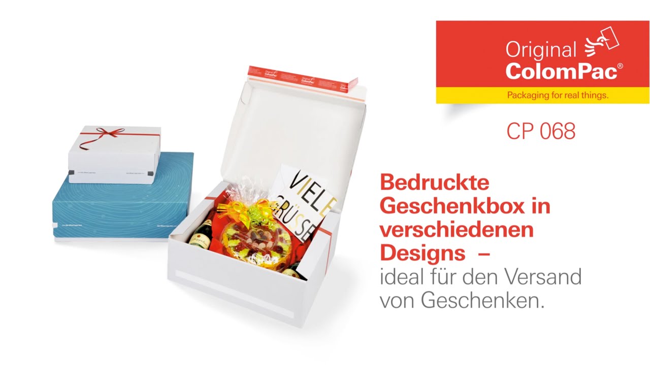 Geschenk-Boxen In Einem Gepäckträger Der Roten Car.White Kisten Mit  Geschenken Gebunden Mit Roten Bändern Mit Großen Roten Schleifen Und Einem  Riesigen Strauß Roter Rosen, Sauber Gestapelt In Den Offenen Kofferraum Des  Großen