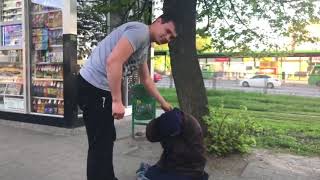 видео: Мошенница под видом бабушки попрошайки картинка: Мошенница под видом бабушки попрошайки