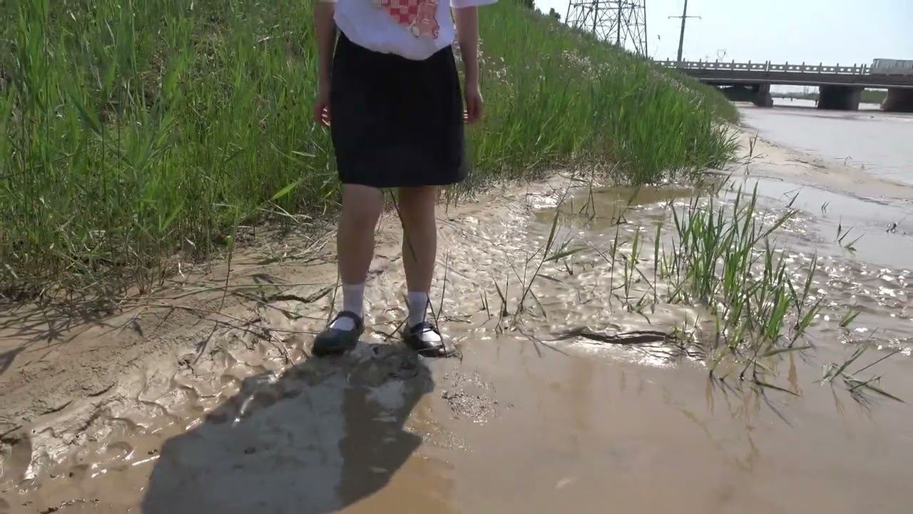 White socks and small Mary Jane shoes, step on the mud YouTube