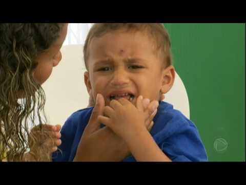 Vídeo: Menino Não Vacinado, 6 Anos, Quase Morre De Tétano, Mas Os Pais Ainda Se Recusam A Vaciná-lo