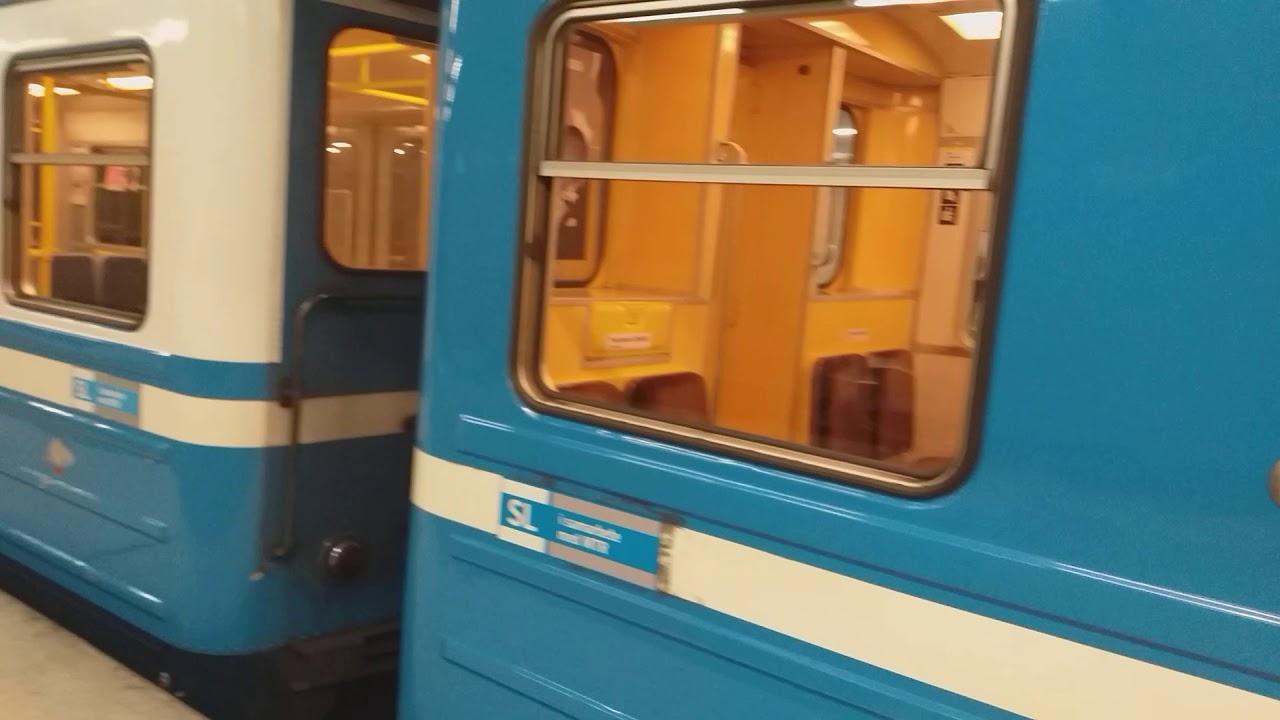 C6 Tunnelbana Med Ledarvagn 2676 Anländer Och Lämnar Liljeholmen Mot Mörby Centrum.