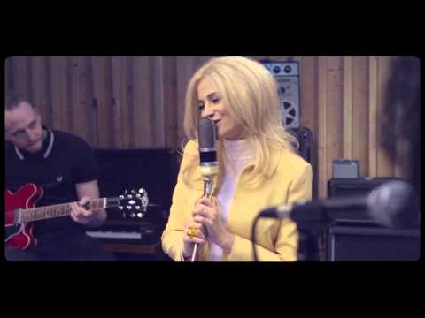 Pixie Lott - Royals [Live at The Pool]