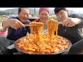 라면사리 가득 넣은 솥뚜껑 라볶이!! (Rabokki, Stir-fried Rice Cake with Ramen Noodles)요리&먹방!! - Mukbang eating show