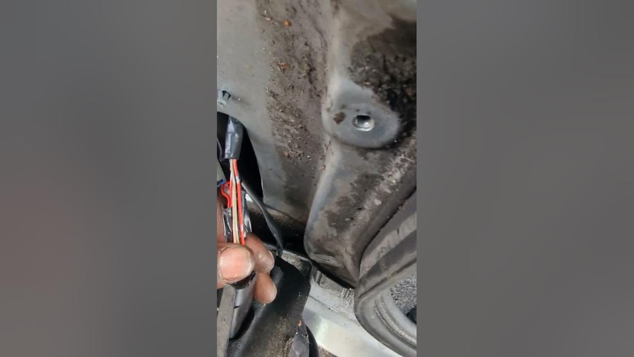 Fixing NonWorking Reverse Light on K12 Nissan Micra Solving