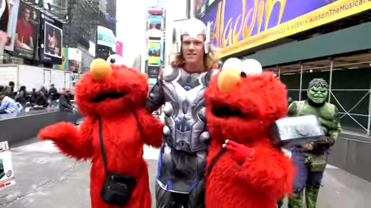 Mets starting pitcher Noah Syndergaard(Thor) throws the first pitch