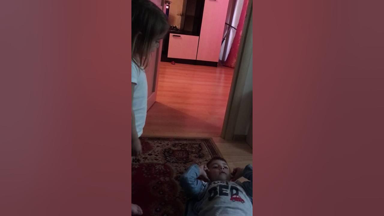 брат жестокое сестру. брат жестокое сестру. старший брат наказал младшую. жестокое избиение в подъезде. спящая младшая.