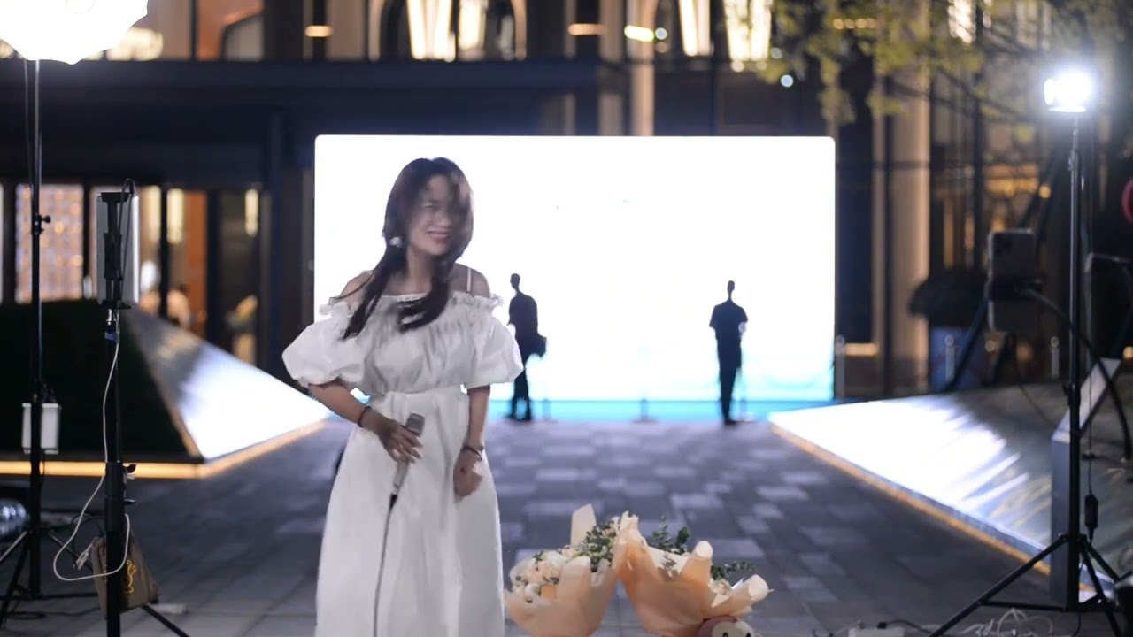 小姐姐路边翻唱张惠妹高难度歌曲《听海》,一出声就知道不简单!