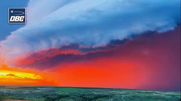 Cảnh tượng siêu thực: Mây khổng lồ cuộn sóng dưới bầu trời rực lửa tại Dakota, Hoa Kỳ