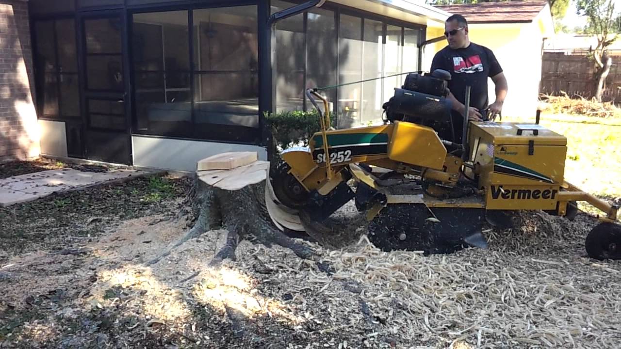 What are some features of the Vermeer SC252 stump grinder?