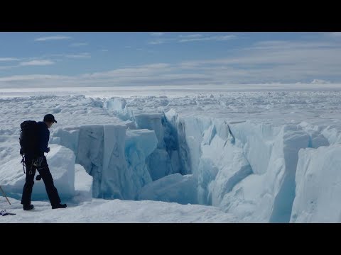 无人机拍下格陵兰冰盖中的湖泊崩塌成地表最大瀑布