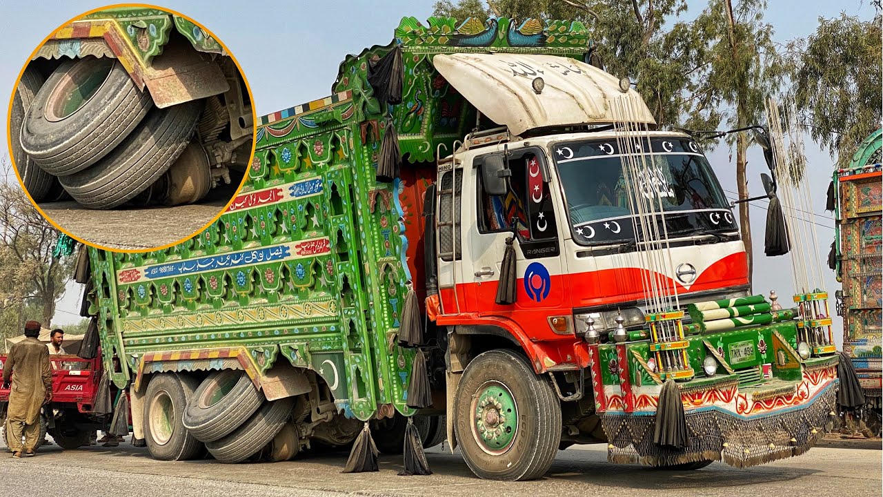 Extremely Emergency & Fatal Road Accident Truck Broken Rear Wheel Axle Housing Emergency Repair