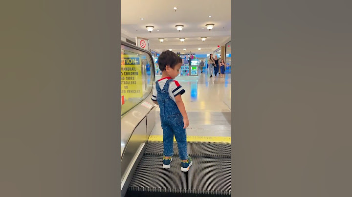 Funny Escalator🤪😀no fear to little kid #shorts #viral #escalator