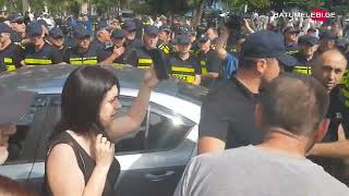ბათუმში საკრუიზო გემით ჩამოსულ რუსი ტურისტებით სავსე ავტობუსს ბოთლები ესროლეს