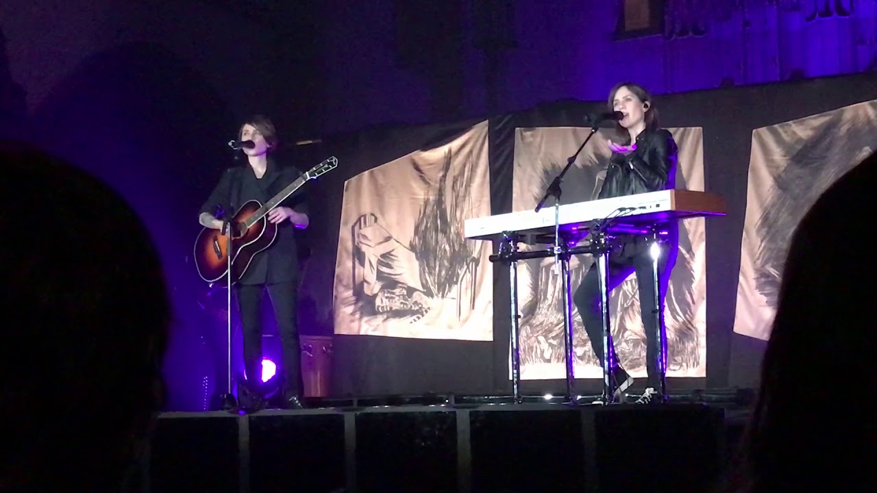 Tegan & Sara BANTER- Sara likes being interrogated, Tegan has died- Chicago IL- 4 Nov 2017 (3/27)