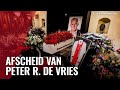 Kist Peter R. de Vries bezaaid met rozen