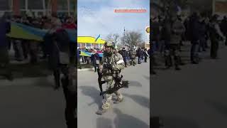 «Валите домой»: жителі Херсонщини виганяють колону військових РФ із села