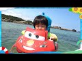 【みずあそび】夏休み旅行で海に行きました♪　みんなで浮き輪でプカプカ♪　おさかなさんも捕まえたよ♪　砂遊び　教育　しつけ　1日密着　3人きょうだい　夏休みの思い出【まりちゃんいずちゃん】