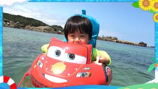 【みずあそび】夏休み旅行で海に行きました♪　みんなで浮き輪でプカプカ♪　おさかなさんも捕まえたよ♪　砂遊び　教育　しつけ　1日密着　3人きょうだい　夏休みの思い出【まりちゃんいずちゃん】