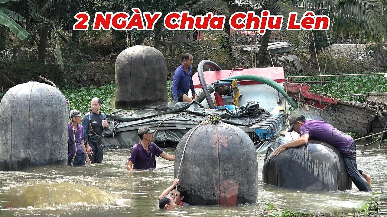 Đem 10 Trái Phao Trục Vớt Ghe Chở Cát Đang Chạy Nước Tràn Vô Mũi Chìm Giữa Sông. 