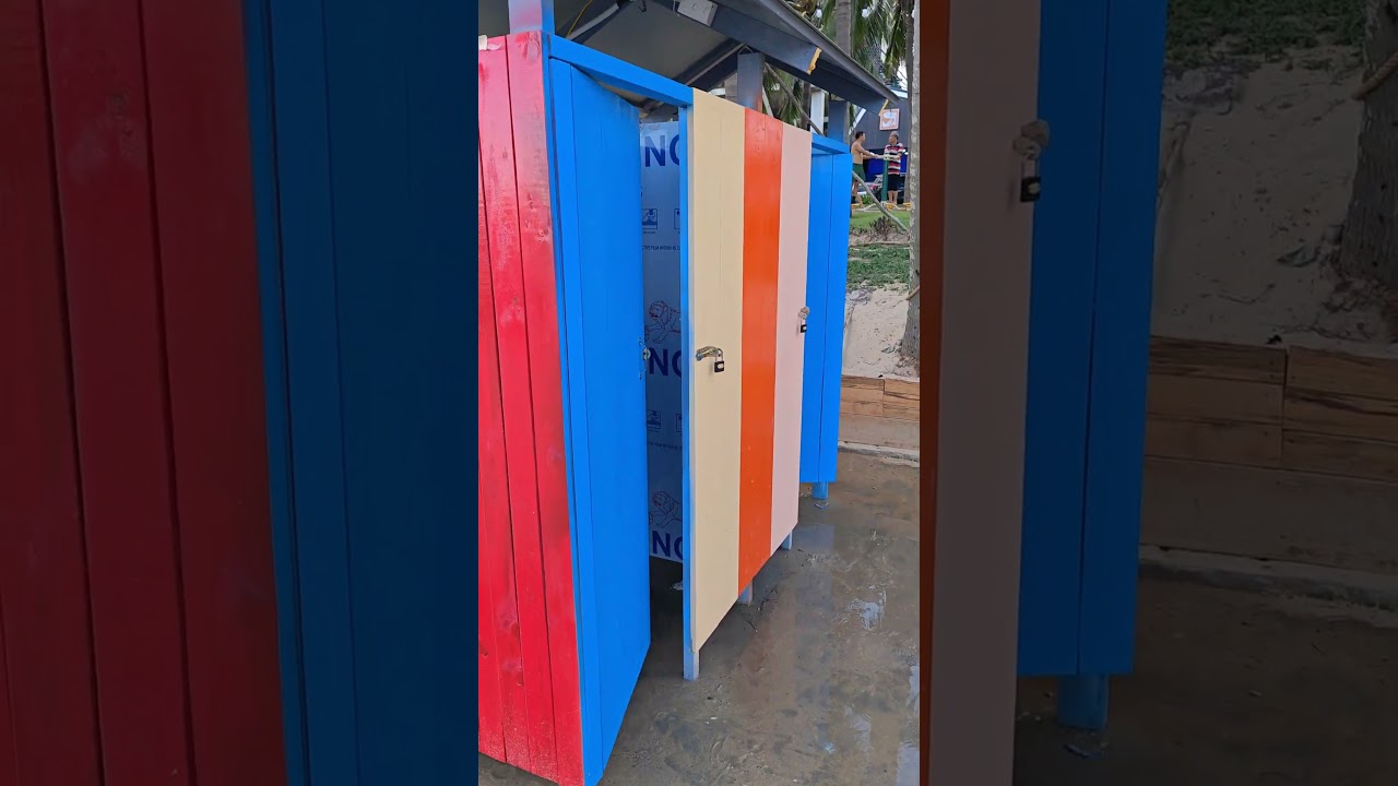 Хорошо, когда есть душ на морском пляже: Пляж Донанга с душем и душевыми кабинками.