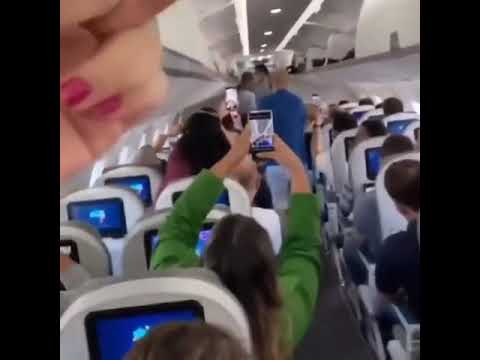 "Fora genocida!!!": Bolsonaro entra em avião e é vaiado e xingado em massa