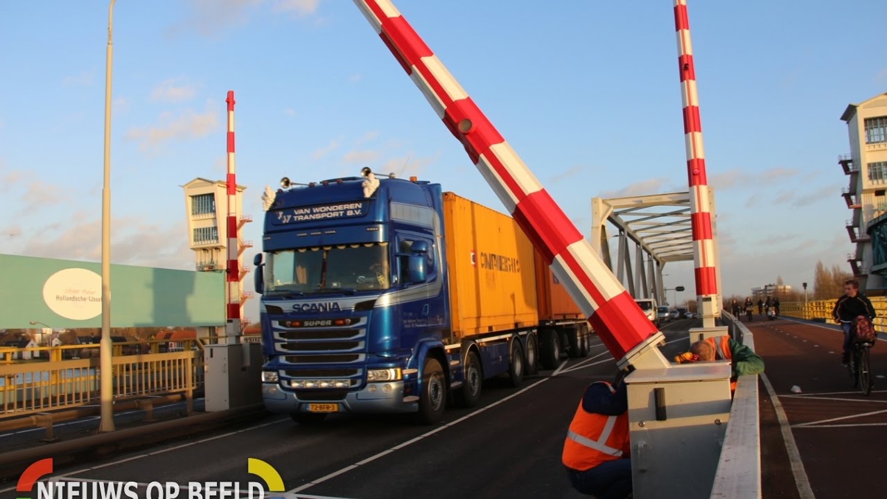 Storing slagbomen #Algerabrug tussen #Capelle en #Krimpen @algeracorridor