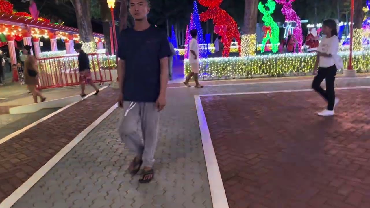  Ang Pasko sa Pilipinas kabilang ang parol, giant Christmas trees na nagpapasaya sa mga lungsod.